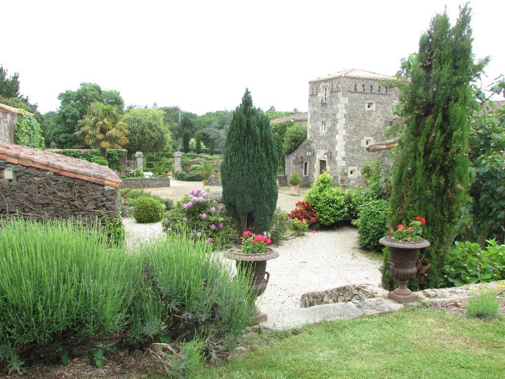 Logis De La Robliniere Bed & Breakfast Landevieille Bagian luar foto