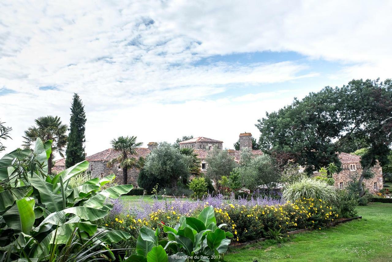 Logis De La Robliniere Bed & Breakfast Landevieille Bagian luar foto