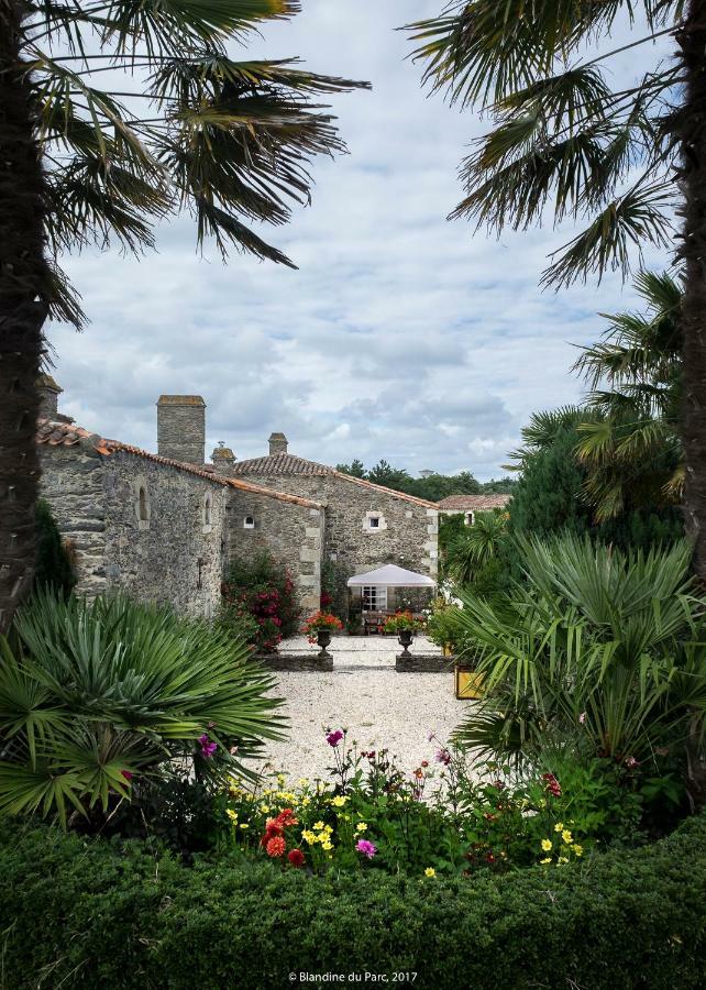 Logis De La Robliniere Bed & Breakfast Landevieille Bagian luar foto