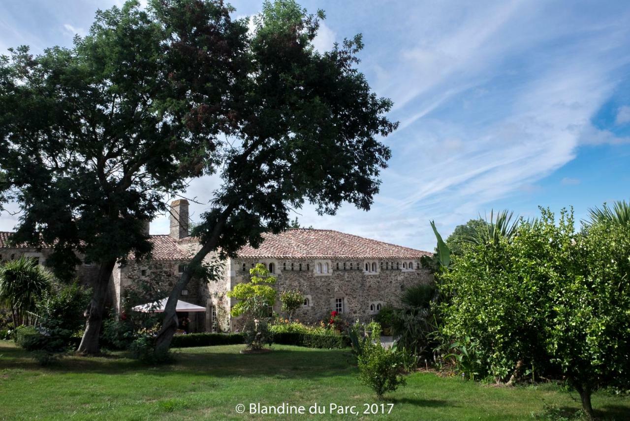 Logis De La Robliniere Bed & Breakfast Landevieille Bagian luar foto