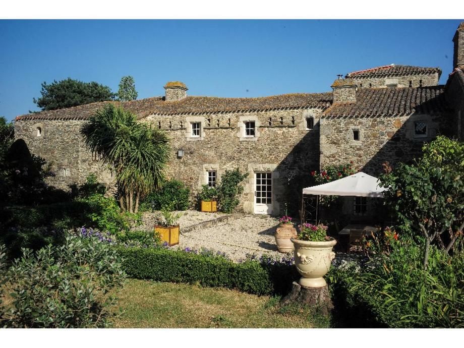 Logis De La Robliniere Bed & Breakfast Landevieille Bagian luar foto